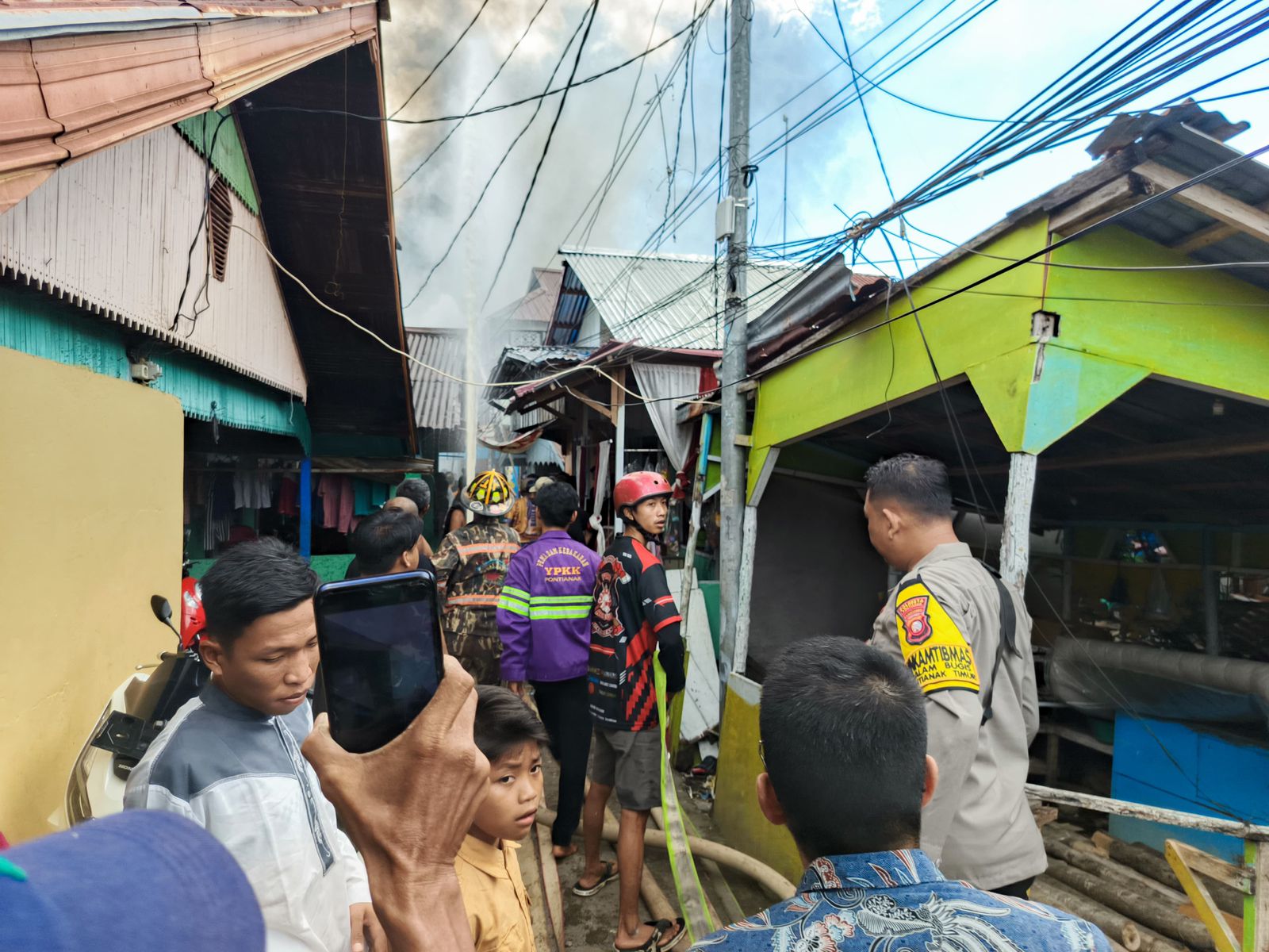 Tujuh Rumah Terbakar, Personel Polresta Pontianak Lakukan Pengamanan di Lokasi Kebakaran Jalan Tanjung Pulau