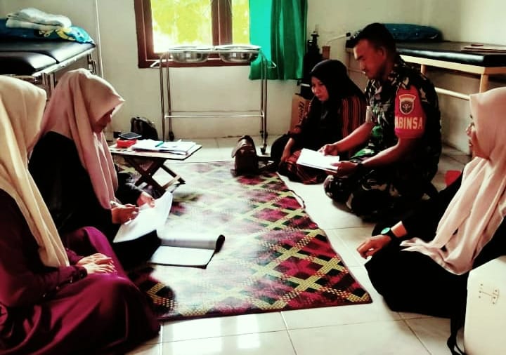 Babinsa Koramil 02/Sukakarya Dampingi Kegiatan Posyandu di Gampong Krueng Raya