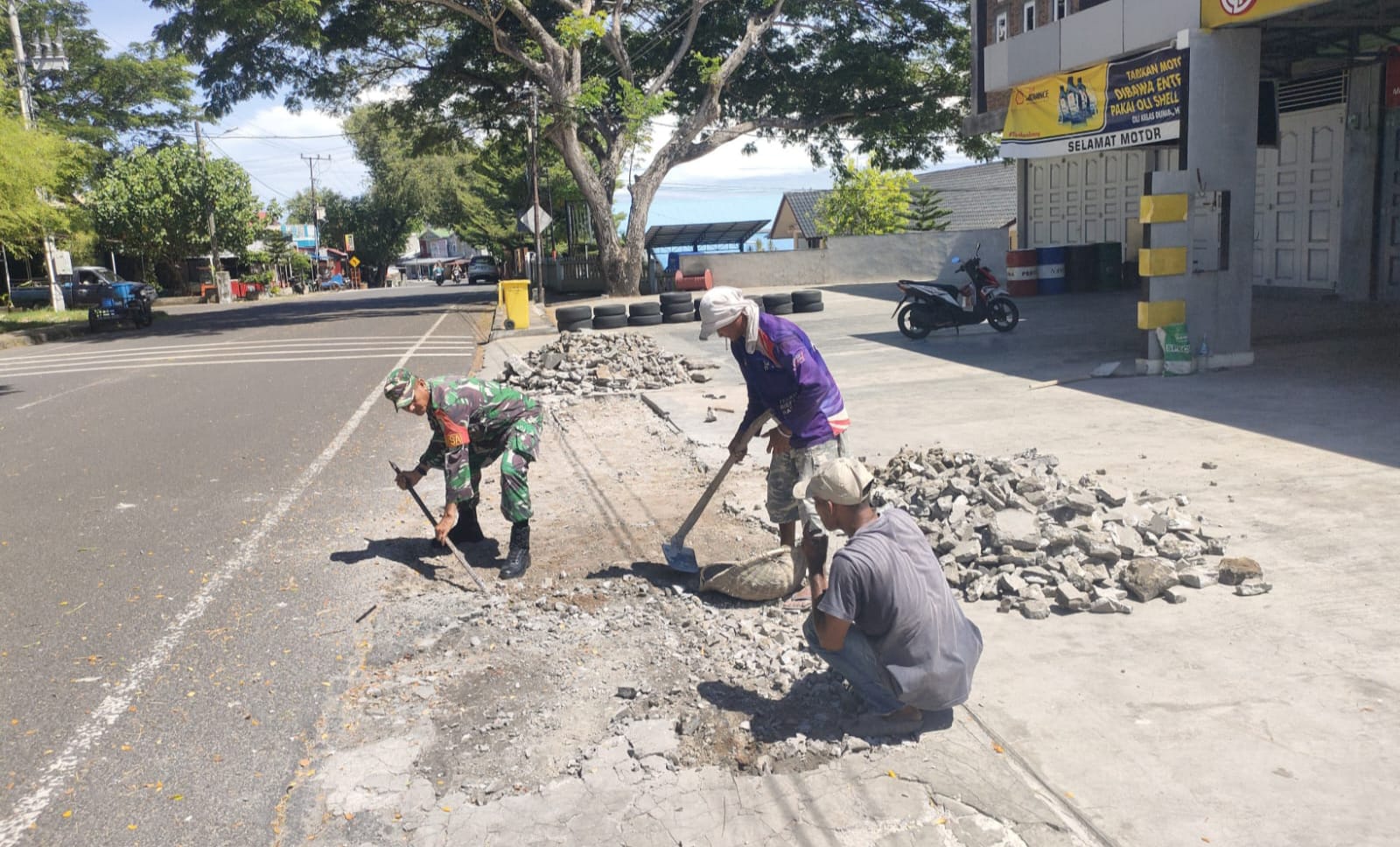 Babinsa Koramil 02/Sukakarya Bantu Pekerjaan Warga Renovasi Jalan di Gampong Kuta Ateuh, Dukung Kelancaran Akses Warga
