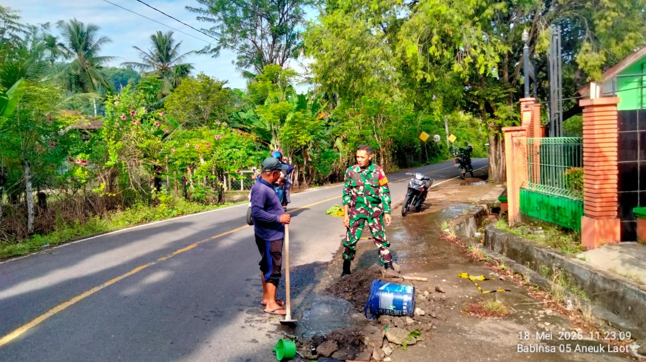 Babinsa Koramil 02/Sukakarya Bantu Petugas PDAM Atasi Kebocoran Pipa Induk di Gampong Aneuk Laot