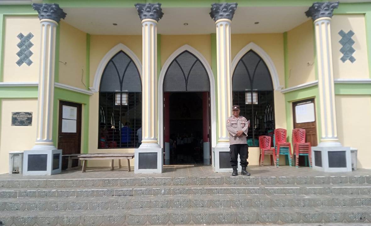 Polsek Toba Pastikan Keamanan Ibadah Misa di Gereja Kristus Raja Semesta Alam Berjalan Kondusif