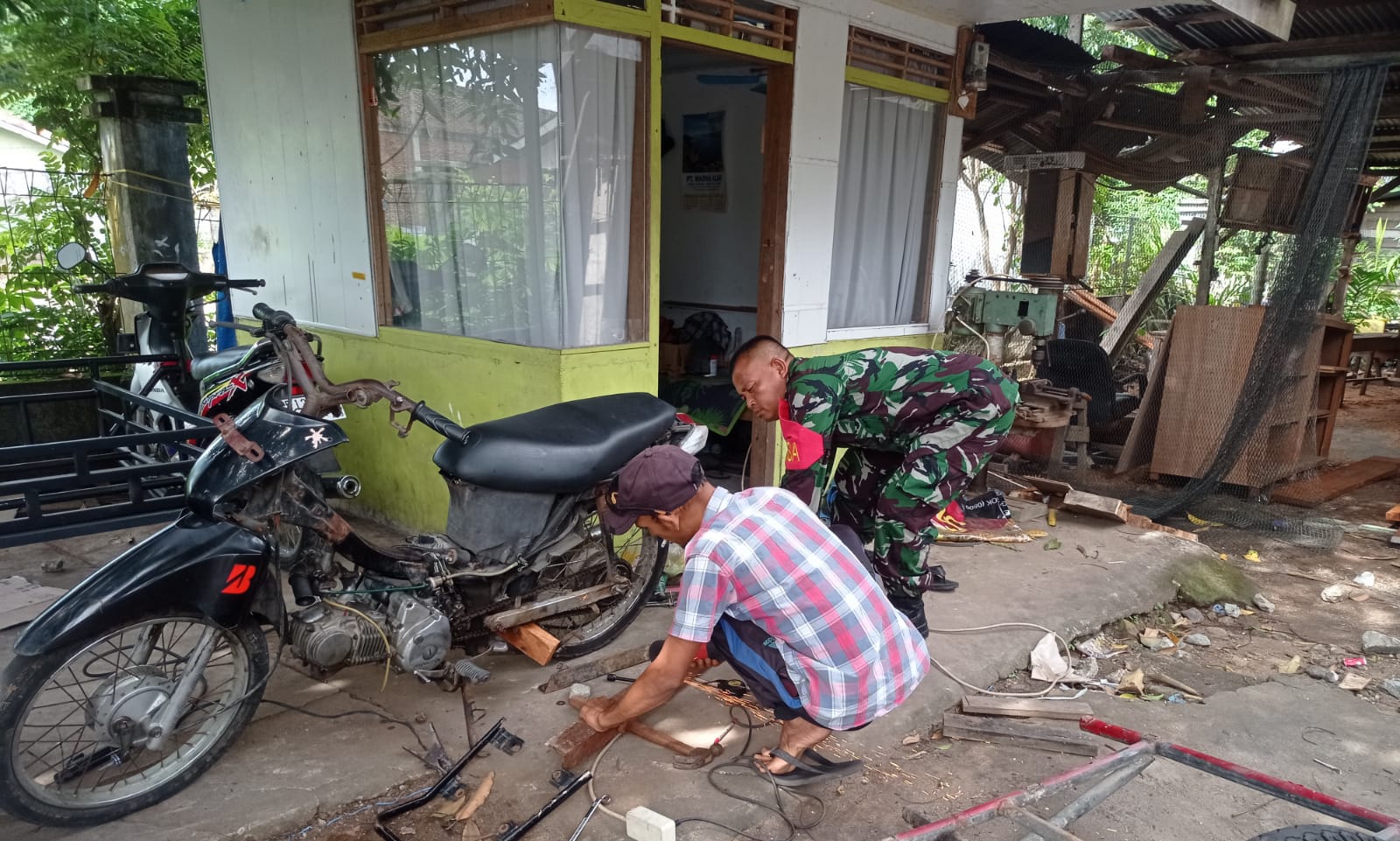 Wujudkan Rasa Kebersamaan di Wilayah Binaan, Babinsa Koramil 01/Sukajaya Bantu Warganya Rangkai Becak Barang
