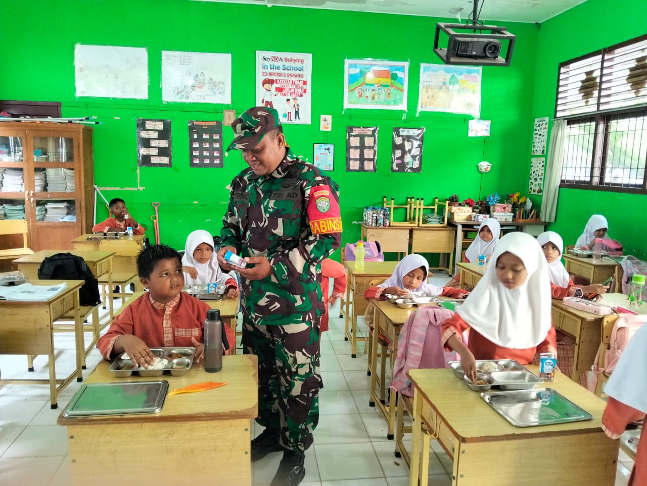 Babinsa Gampong Koramil 02/Sukakarya Dampingi Kegiatan Makan Bergizi Anak-Anak SDN 03 Sabang