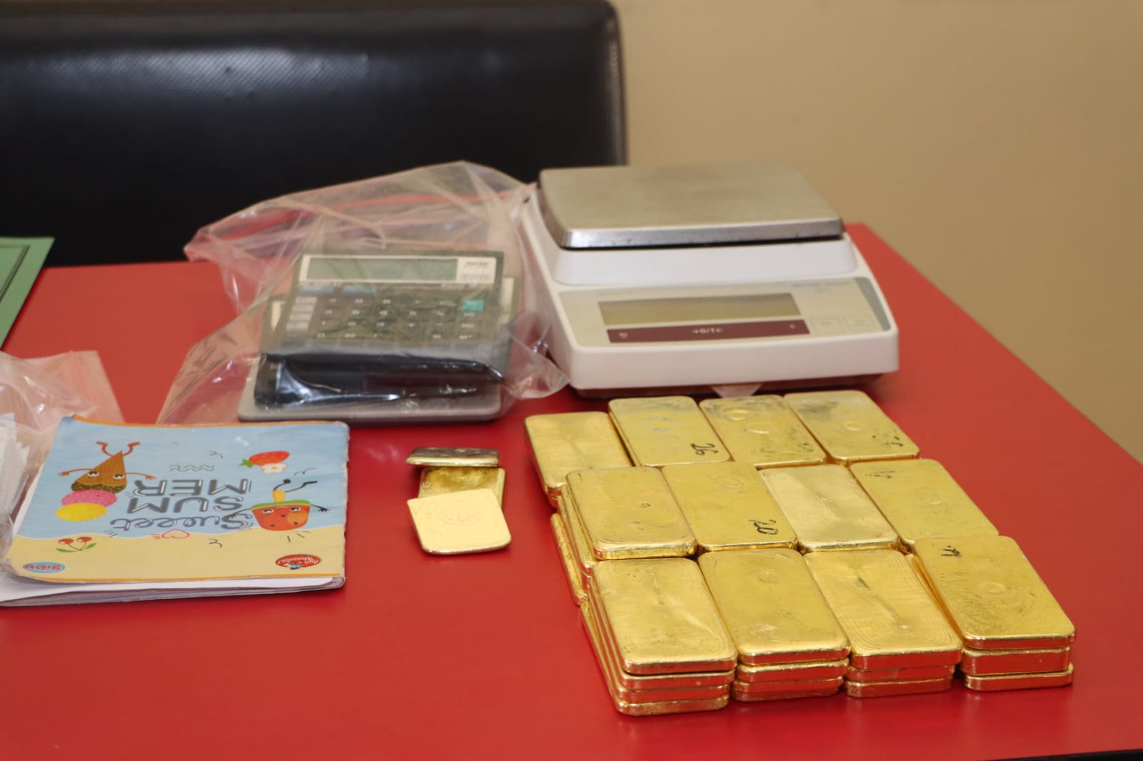 Polresta Pontianak Timbang 47 Keping Emas Sitaan Terkait Dua Laporan Polisi dengan total berat 32,9 kilogram