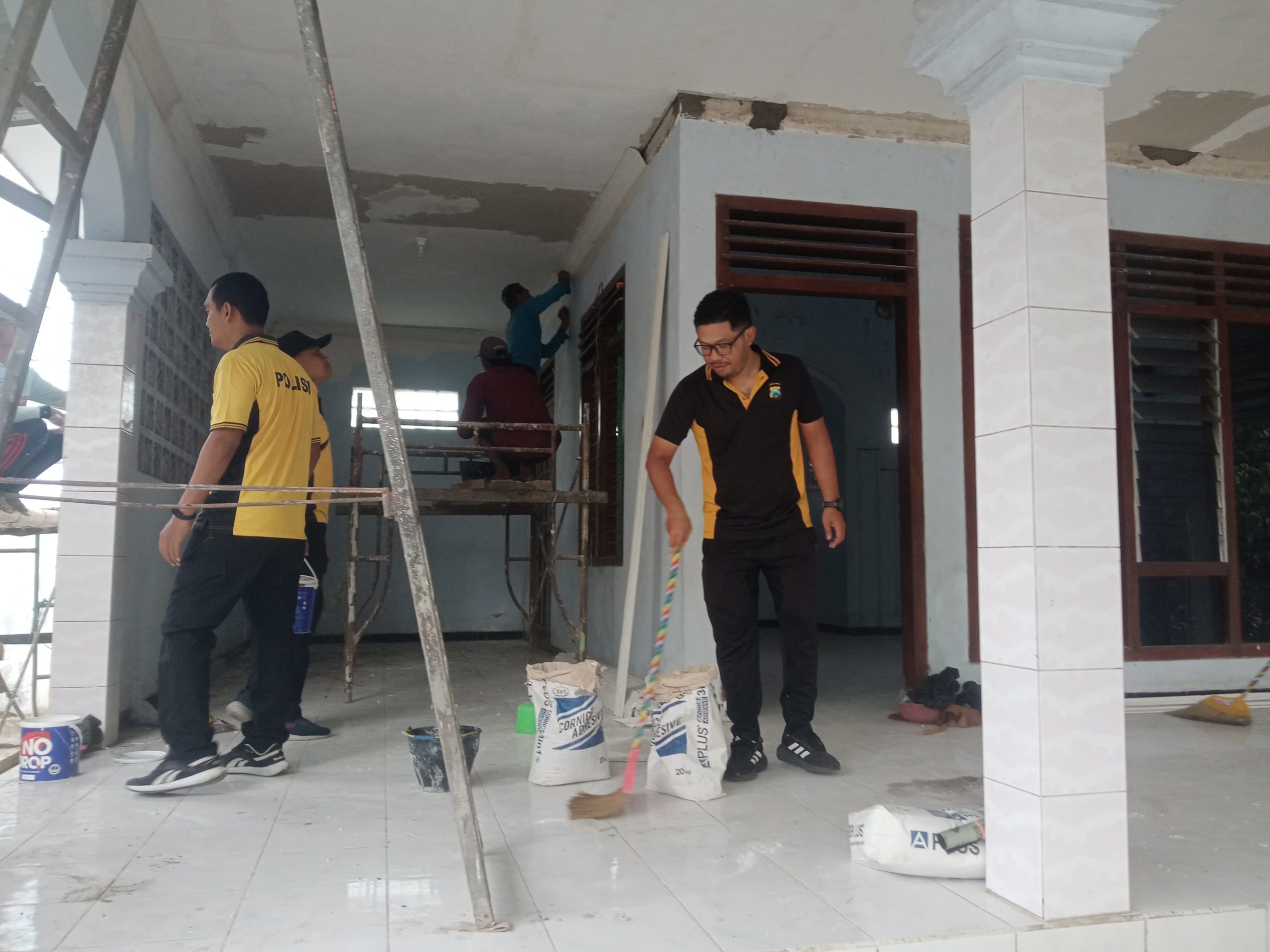 Polres Kediri Peduli, Mushola yang Tersambar Petir di Sitimerto Direnovasi*