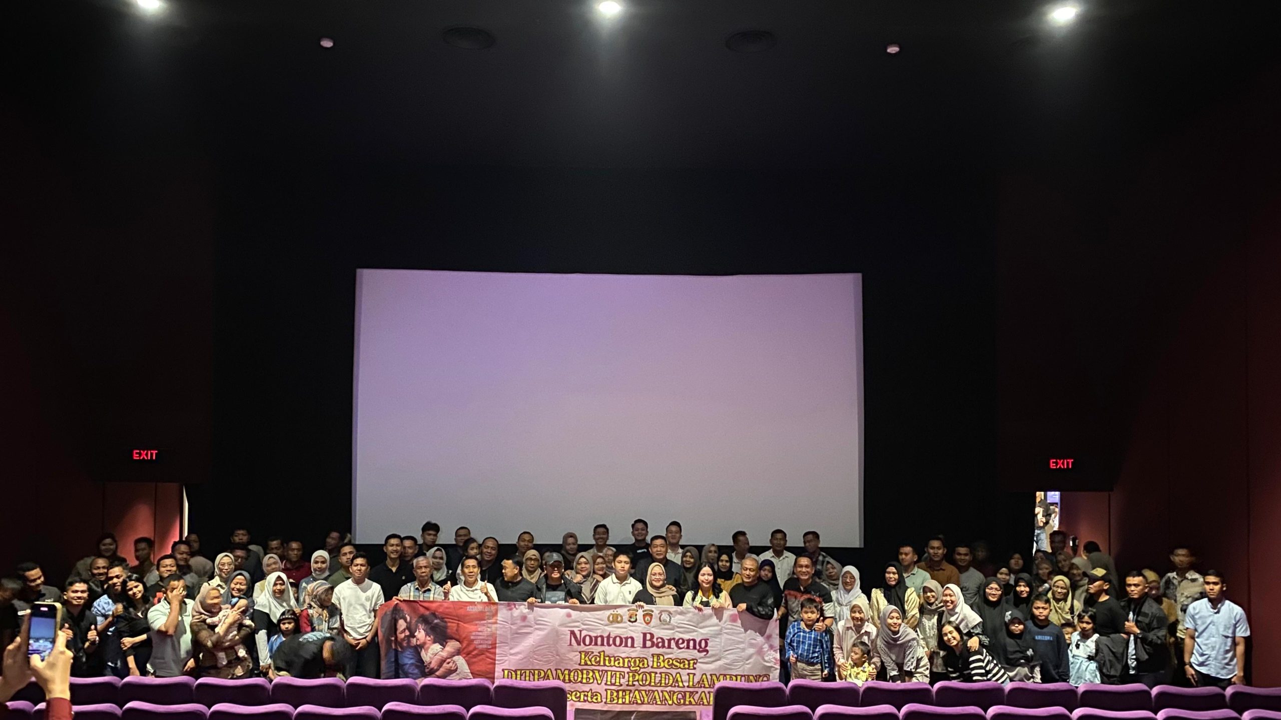 Rajut Kebersamaan dan Solidaritas, Ditpamobvit Polda Lampung Gelar Nonton Bareng “Sayap-Sayap Patah 2”