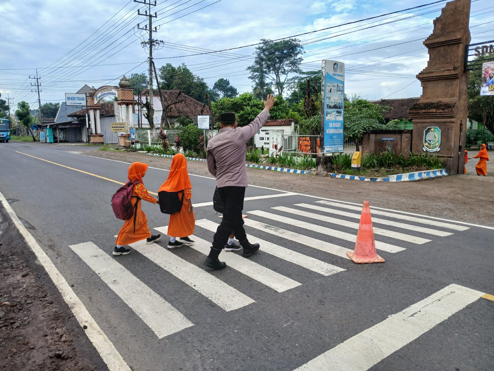 Bantu Seberangkan Siswa Sekolah di Banyuwangi, Polisi Gelar Lakukan Pengaturan Pagi Di Area Sekolah*