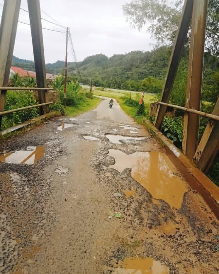 Kubangan Kerbau : Miris Jalan Menuju Sekolah SMA Negeri 2 Di Kecamatan Tukka, Rusak Parah