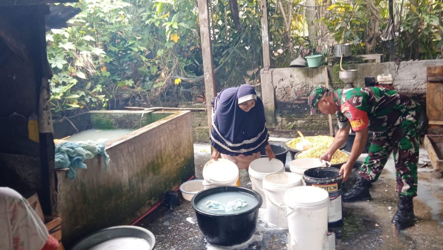 Babinsa Koramil 02/Sukakarya Bantu Warga Binaan dalam Proses Pembuatan Tahu