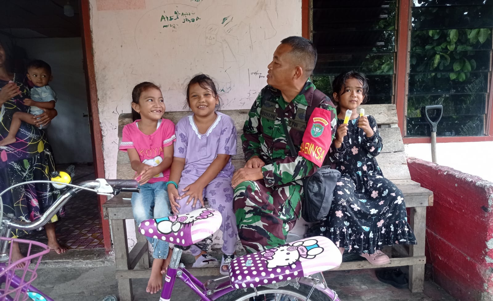 Liburan Sekolah, Babinsa Keuneukai Ajak Anak-Anak Tetap Semangat Belajar Sambil Bermain