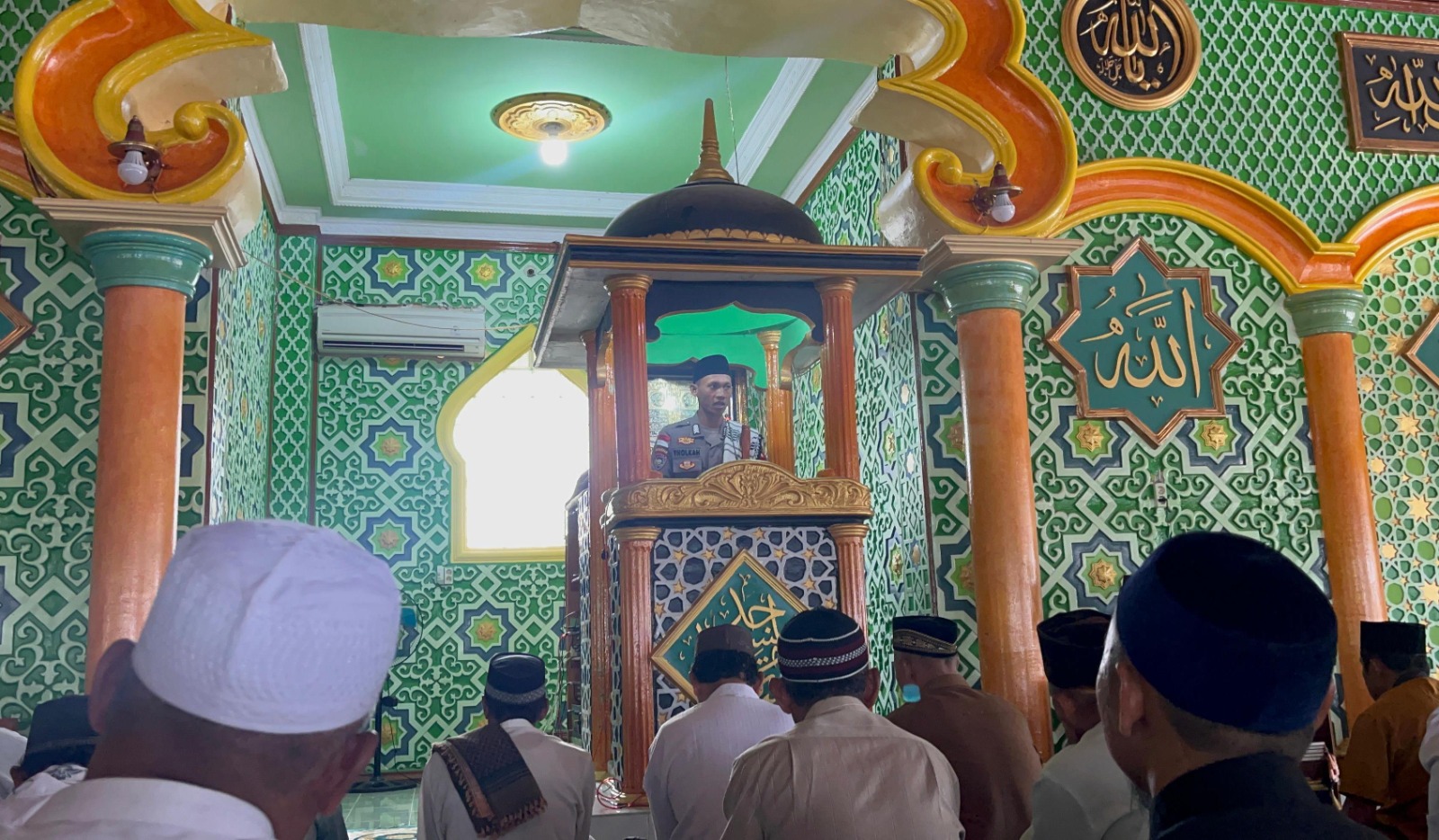 Panit Binmas Polsek Entikong Jadi Khatib Sholat Jumat, Sisipkan Pesan Kamtibmas dan Nilai Kebersamaan