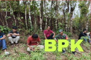 Babinsa Koramil 02/Sukakarya Laksanakan Komsos Bersama Warga Gampong Paya Seunara, Jalin Kedekatan dan Waspadai Situasi Wilayah
