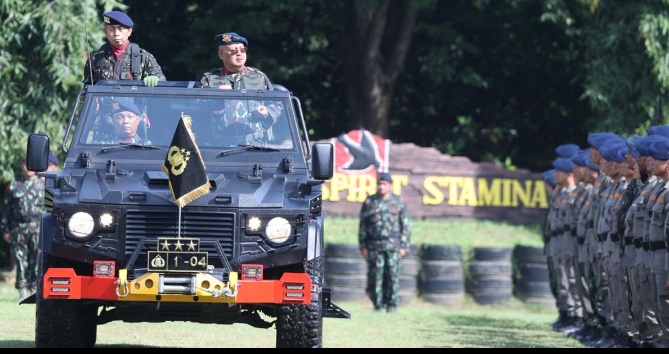 Kalemdiklat Polri Pimpin Penutupan Dikbangspes Dasar Brimob Mahasiswa STIK Angkatan 83 TA 2025 di Watukosek