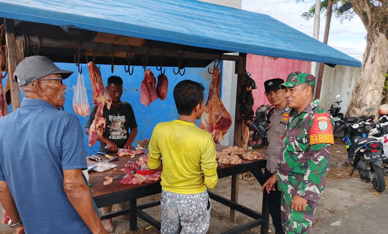 Babinsa Koramil 02/Sukakarya dan Bhabinkamtibmas Pantau Harga Daging di Hari Meugang Jelang Idul Adha 1446 H
