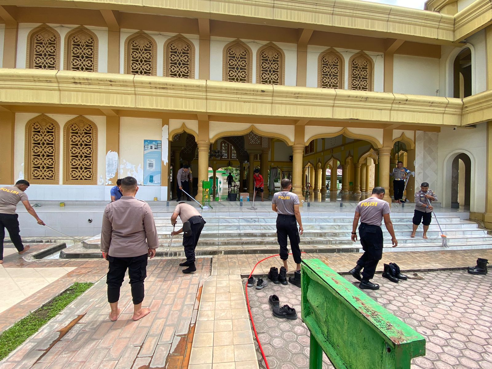 Sambut HUT Bhayangkara Personil Polsek Dan Masyarakat Lakukan Bhakti Sosial Di Mesjid Jami’ Suhada Balohan