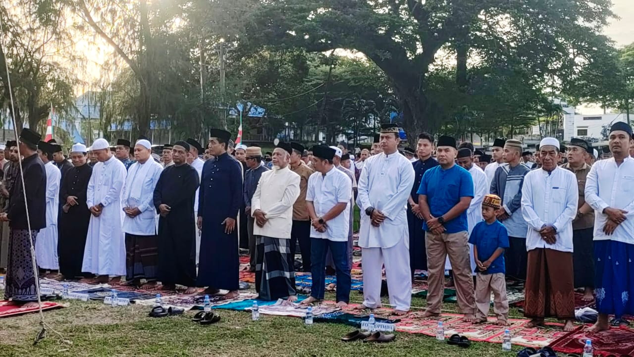 Kebersamaan di Hari Raya Idul Adha, Dandim 0112/Sabang dan Forkopimda Laksanakan Sholat Bersama di Lapangan Yos Soedarso
