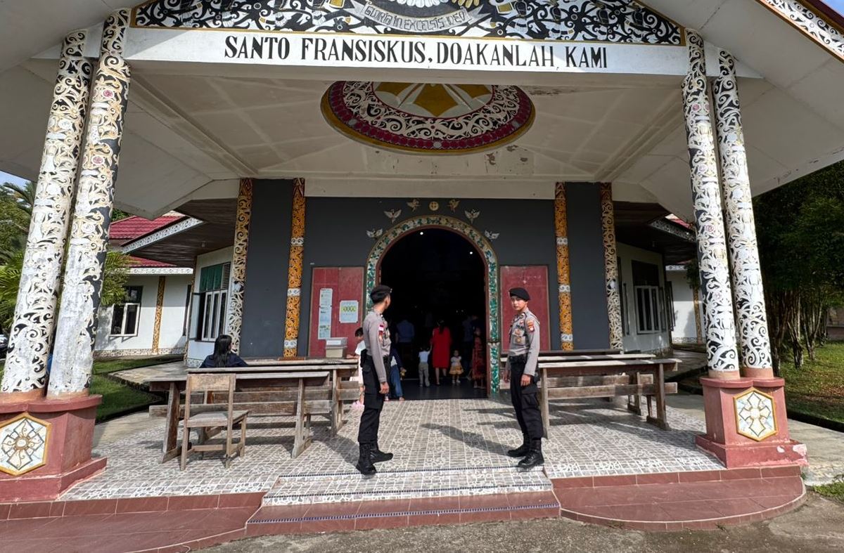 Polsek Entikong Lakukan Pengamanan Ibadah Minggu di Gereja St. Fransiskus Asisi