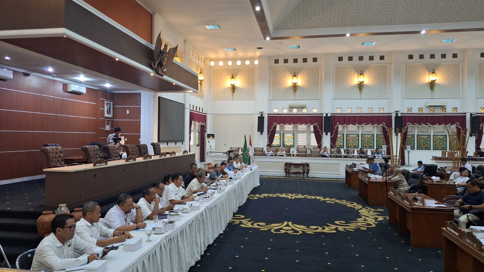 Polres Purwakarta Lakukan Pengamanan Audiensi Warga Di Gedung DPRD Purwakarta
