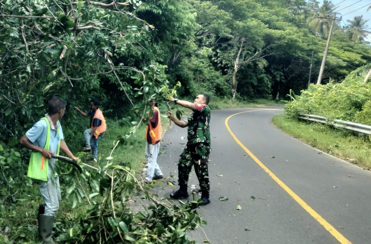 Babinsa Koramil 02/Suka Karya Bersama Anggota SKPD Provinsi Aceh dan Warga Laksanakan Pembersihan Pohon Tumbang di Krueng Raya