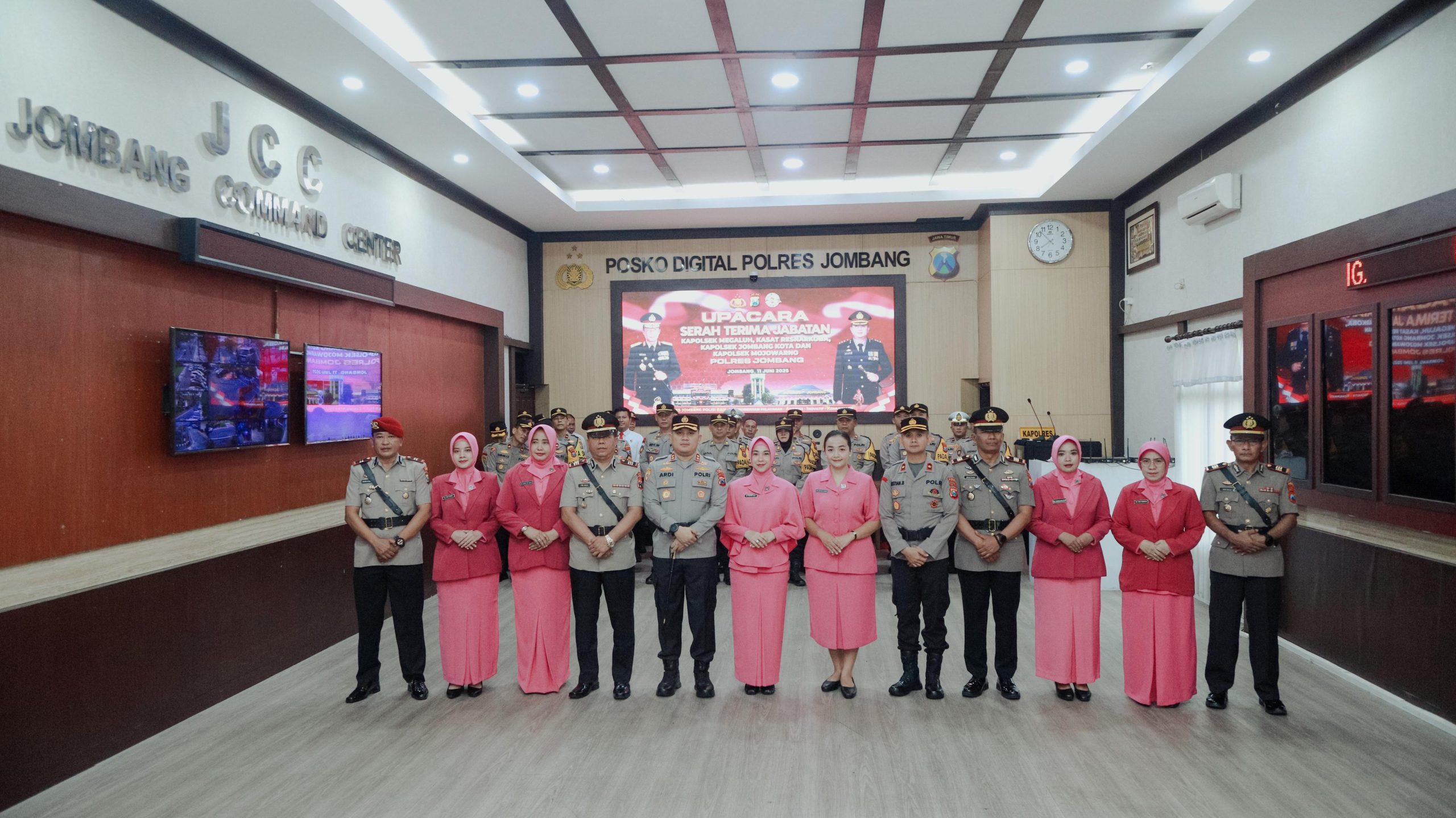 Rotasi Jabatan, Kapolres Jombang Pimpin Upacara Sertijab Kasat Resnarkoba dan Kapolsek Jajaran*