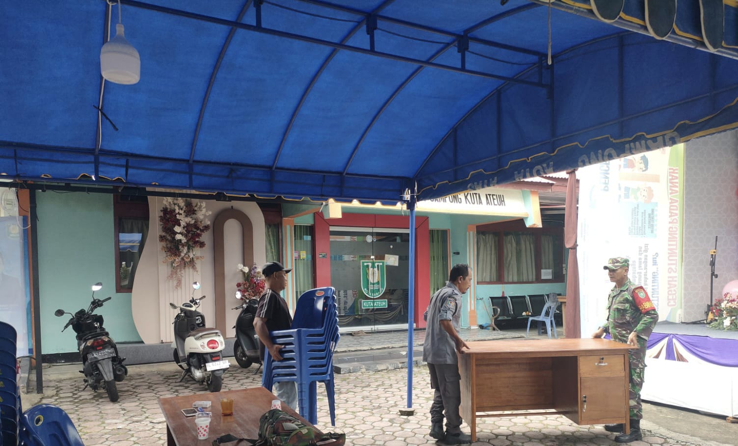 Babinsa Gampong Kuta Ateuh Turut Serta Bantu Persiapan Acara Festival Anak Sholeh Indonesia 2025 di Desa Binaan