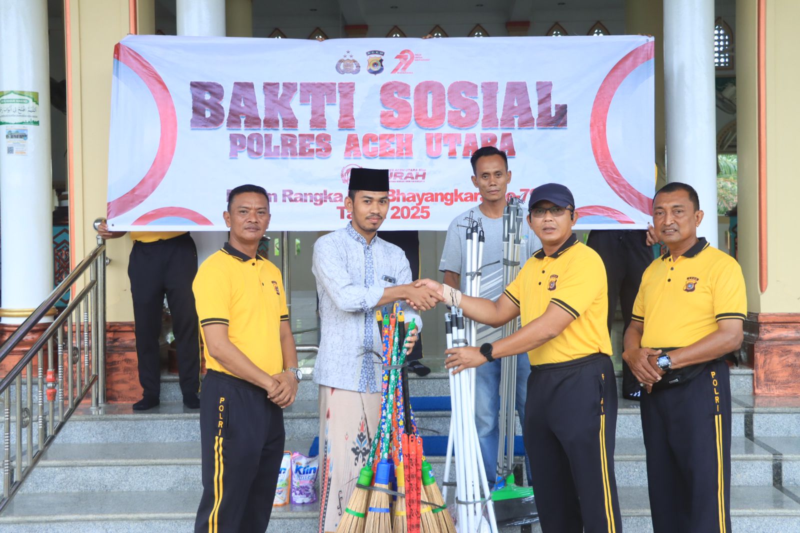 Sambut Hari Bhayangkara ke-79, Polres Aceh Utara Gelar Aksi Bersih Masjid Al-Hidayah