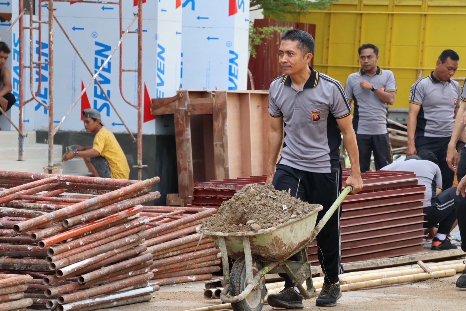 Polresta Pontianak Gelar Aksi Bersih-Bersih Mako dan Tempat Ibadah Sambut Hari Bhayangkara ke-79