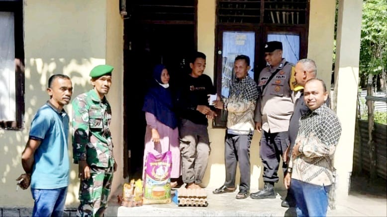 Babinsa Gampong Berawang Dampingi Penyaluran Bantuan Korban Angin Kencang