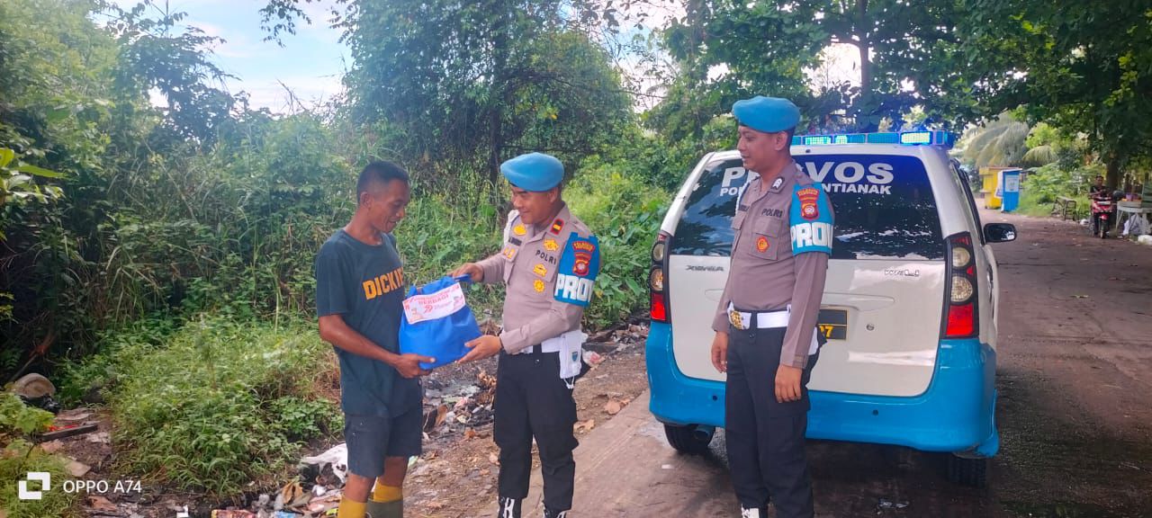 Sambut Hari Bhayangkara ke-79, Siepropam Polresta Pontianak Berbagi Kepada Warga Kurang Mampu di Pontianak Kota