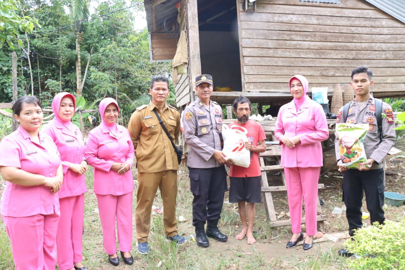 Polres Melawi Bansos di Desa Tanjung Sari