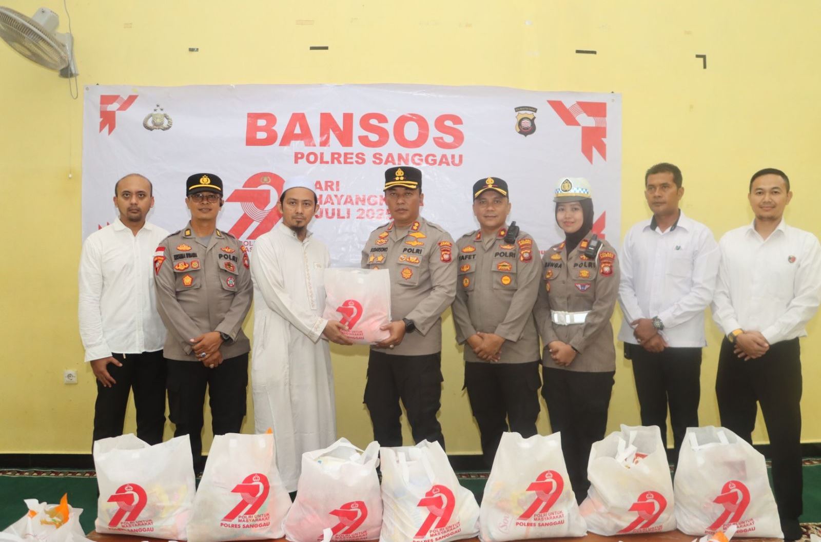 Polres Sanggau Wujudkan Kepedulian Sosial Lewat Bhakti Sosial Hari Bhayangkara ke-79