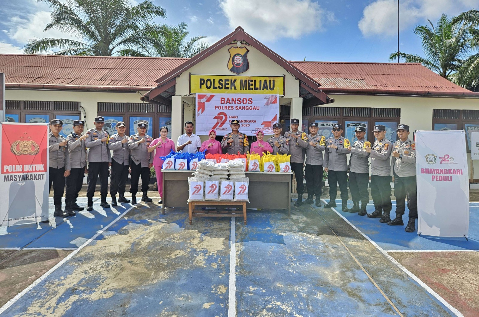 Peduli Sesama, Polsek Meliau Salurkan Bansos di Hari Bhayangkara ke-79