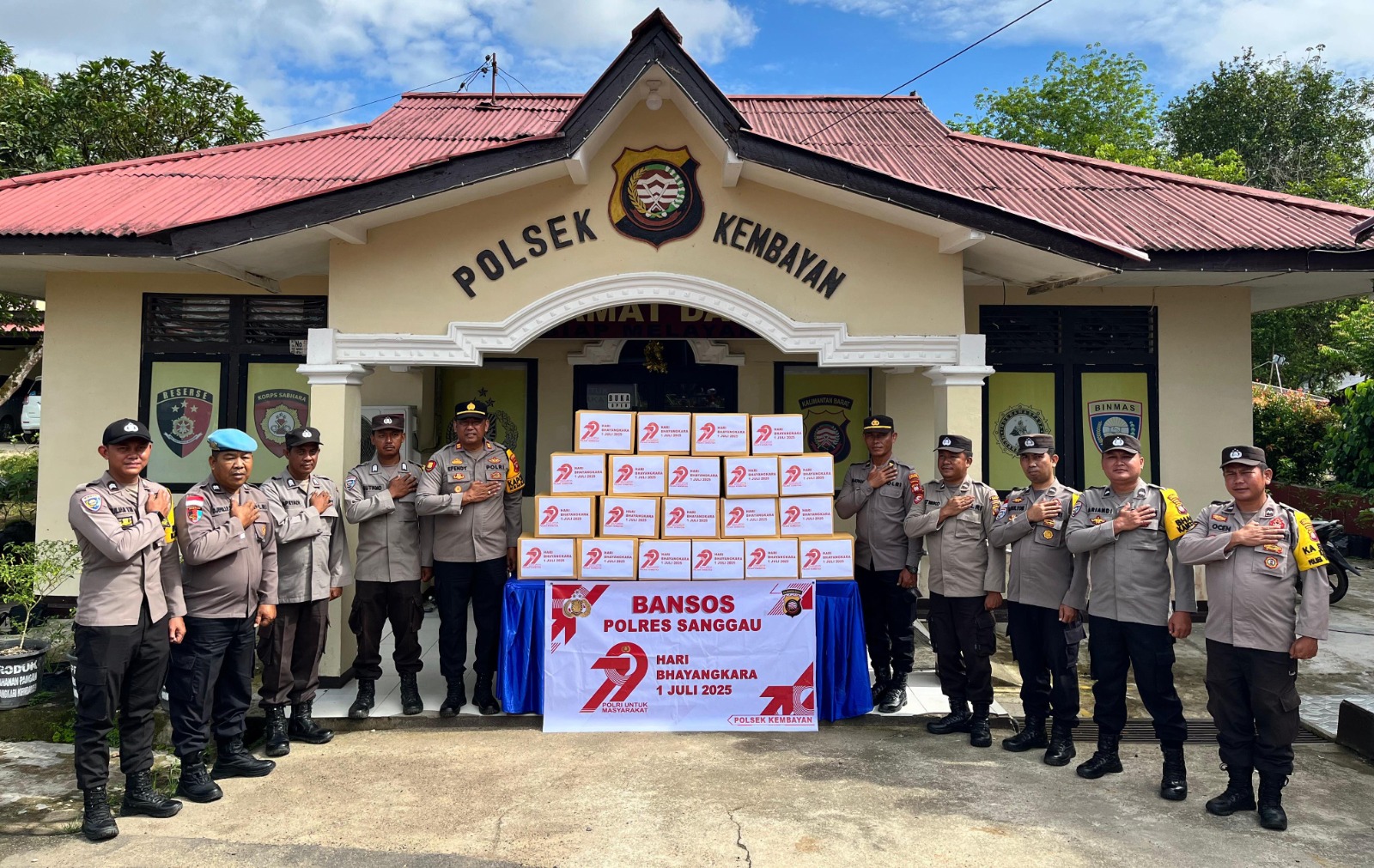 Polsek Kembayan Salurkan Bantuan Sosial di Momen Hari Bhayangkara ke-79