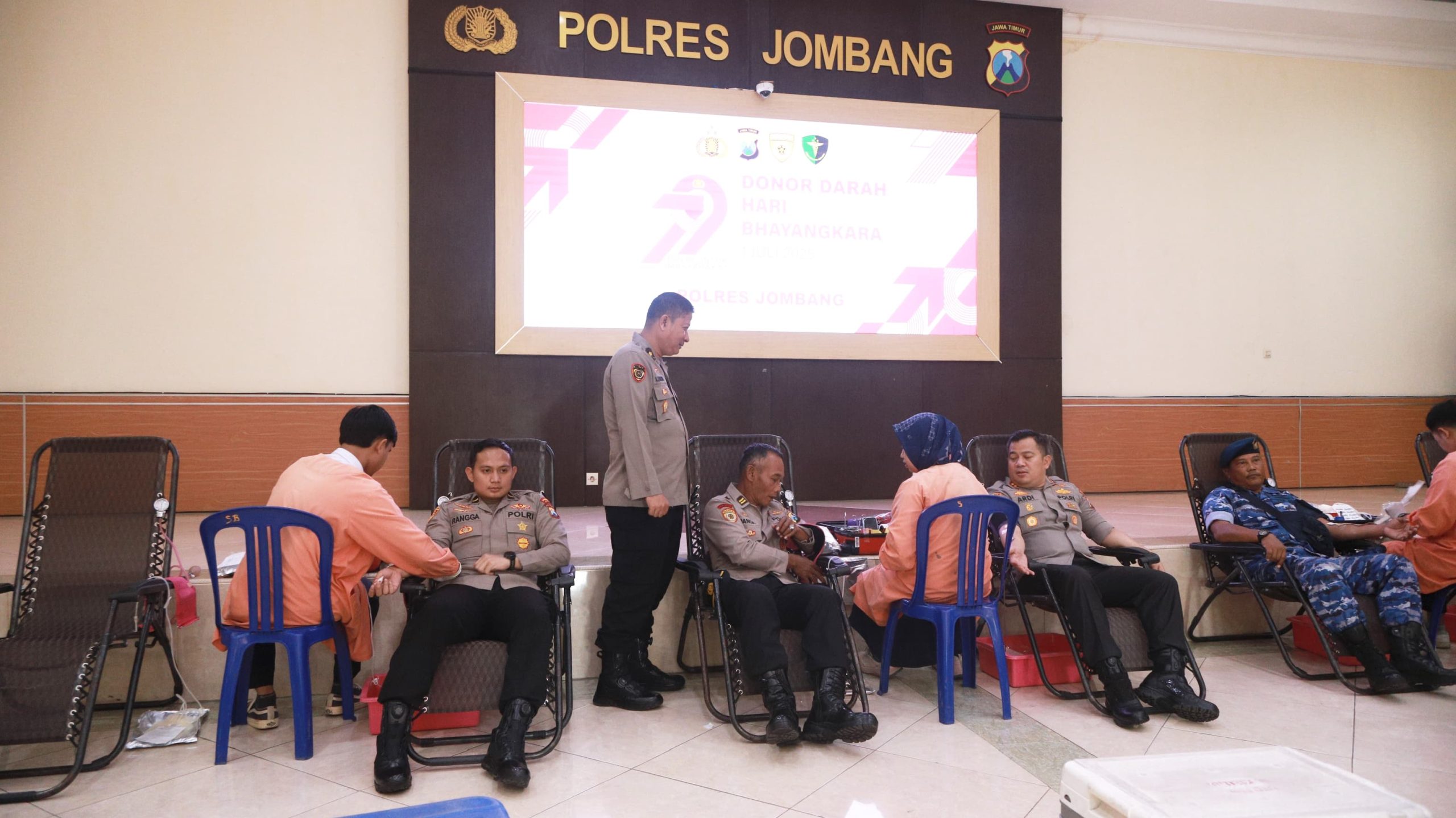 HUT Bhayangkara ke-79, Polres Jombang Peduli Sesama Lewat Aksi Donor Darah*