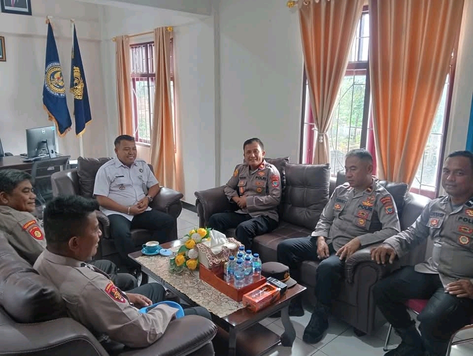 Kapolsek Ranowulu Datang Berkunjung Sekaligus Bersilaturahmi Ke Lembaga Pemasyarakatan Kelas II B Kota Bitung Dan Di Sambut Dengan Baik Oleh Kepala Lembaga Pemasyarakatan Klas II B Kota Bitung Bpk.Edy Kuhen,