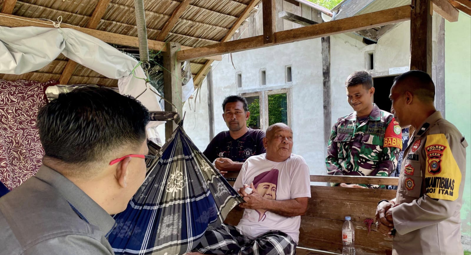 Wujud Kepedulian, Babinsa Koramil 01/Sukajaya Bersama Bhabinkamtibmas dan Perangkat Gampong Anoi Itam Laksanakan Anjangsana ke Warga Sakit Menahun