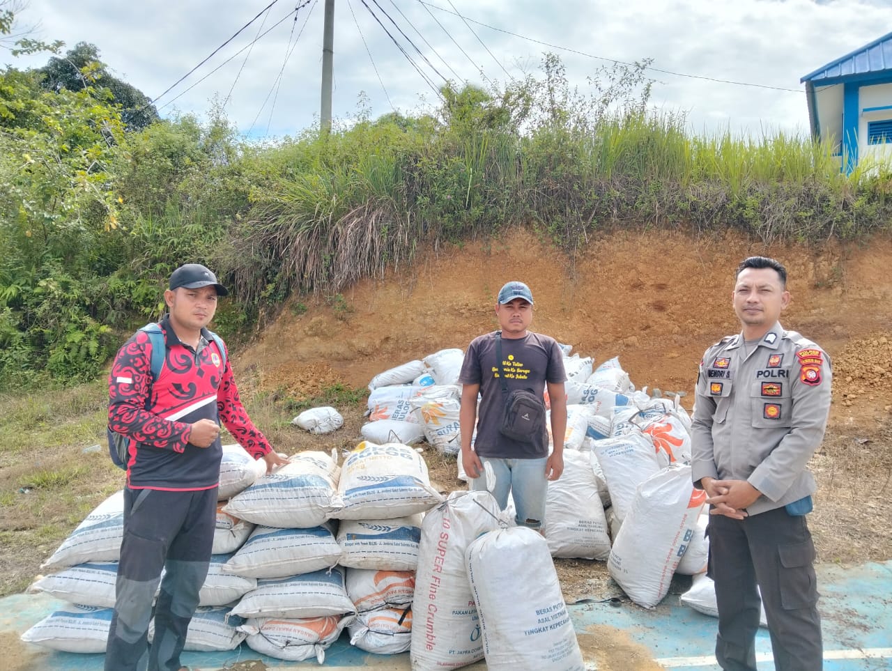 Polsek Menukung Salurkan Pupuk Kohe