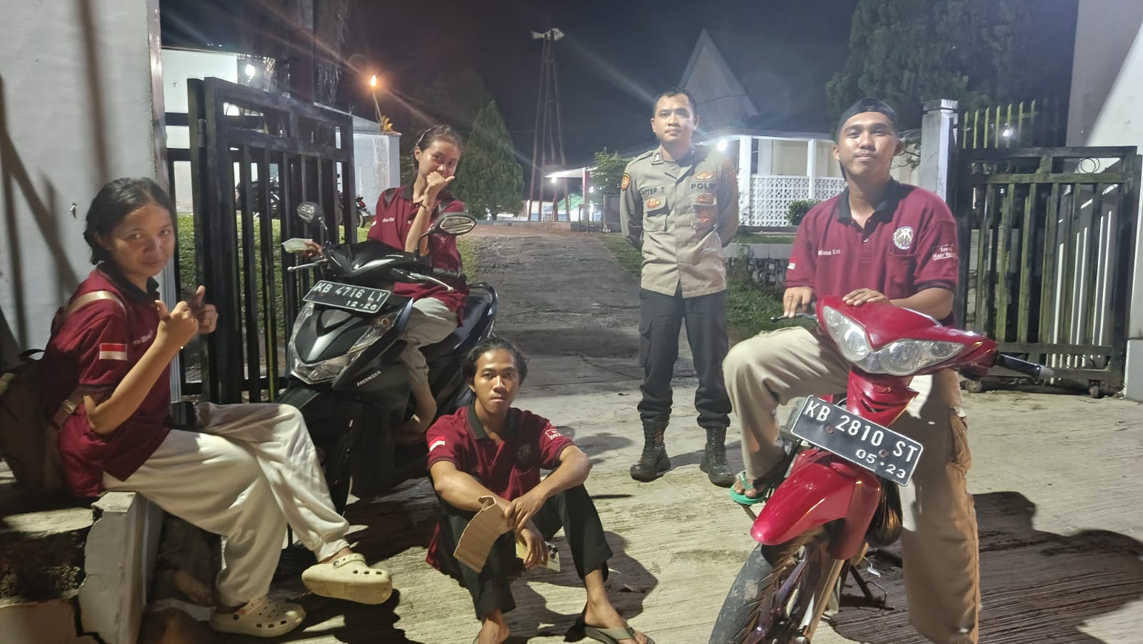 Sambangi warga Yang Sedang Kumpul/Nongkrong, Patroli Polsek Menjalin, Ajak Warga Jaga Kamtibmas Yang Kondusif