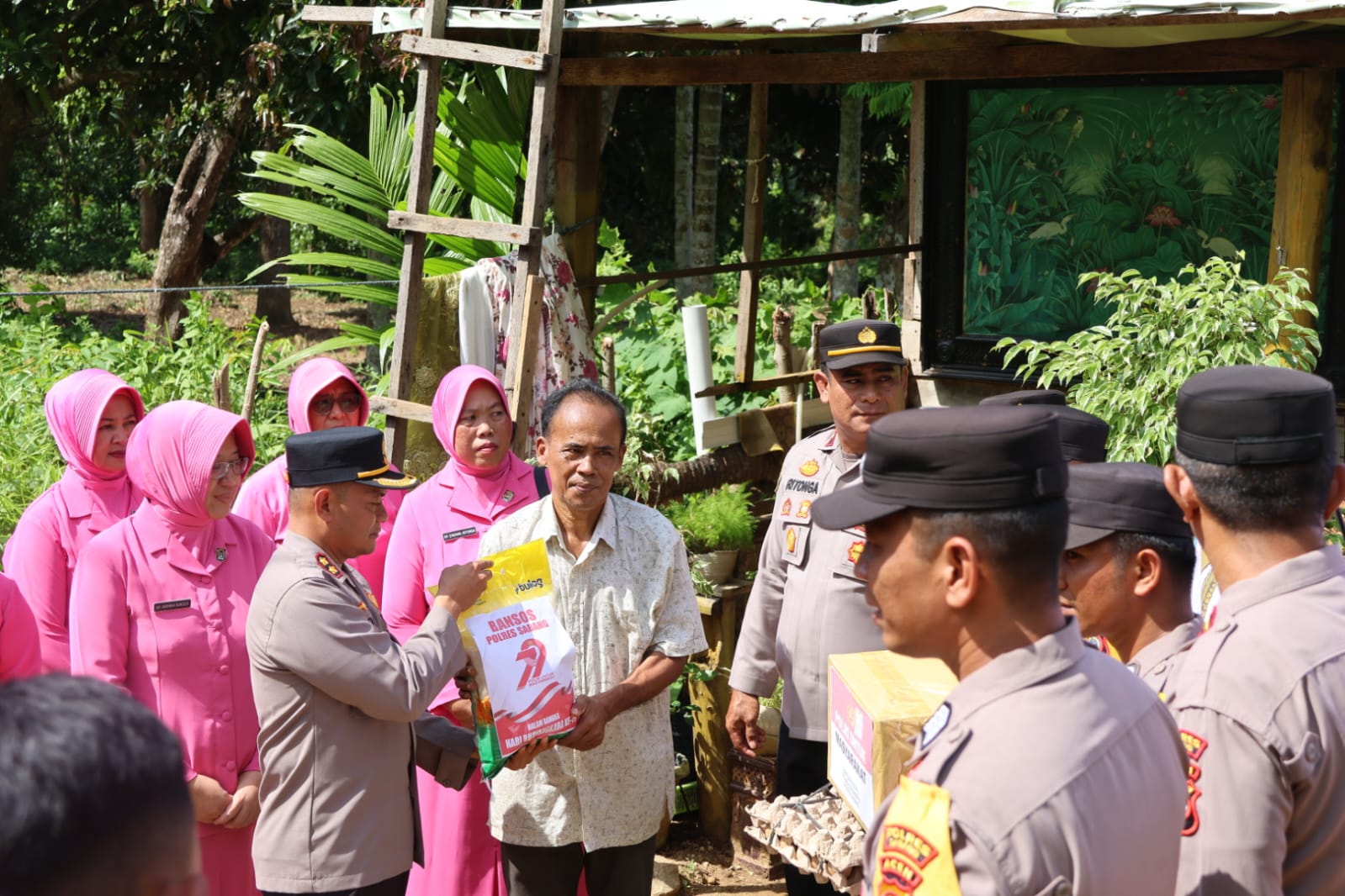 Kapolres Sabang Hadiri Kegiatan Bantuan Sosial di Polsek Sukakarya Sabang, Peringati Hut.Bhayangkara – 79