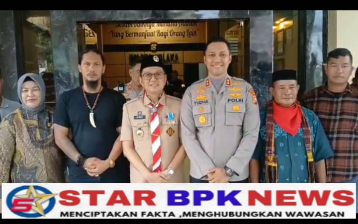 Aksi Unjuk Rasa Di Depan Polres Kolaka Buntut Kasus Pengeroyokan Oknum Kepala Desa Ladahai Dan Salah Seorang Pegawai Desa.