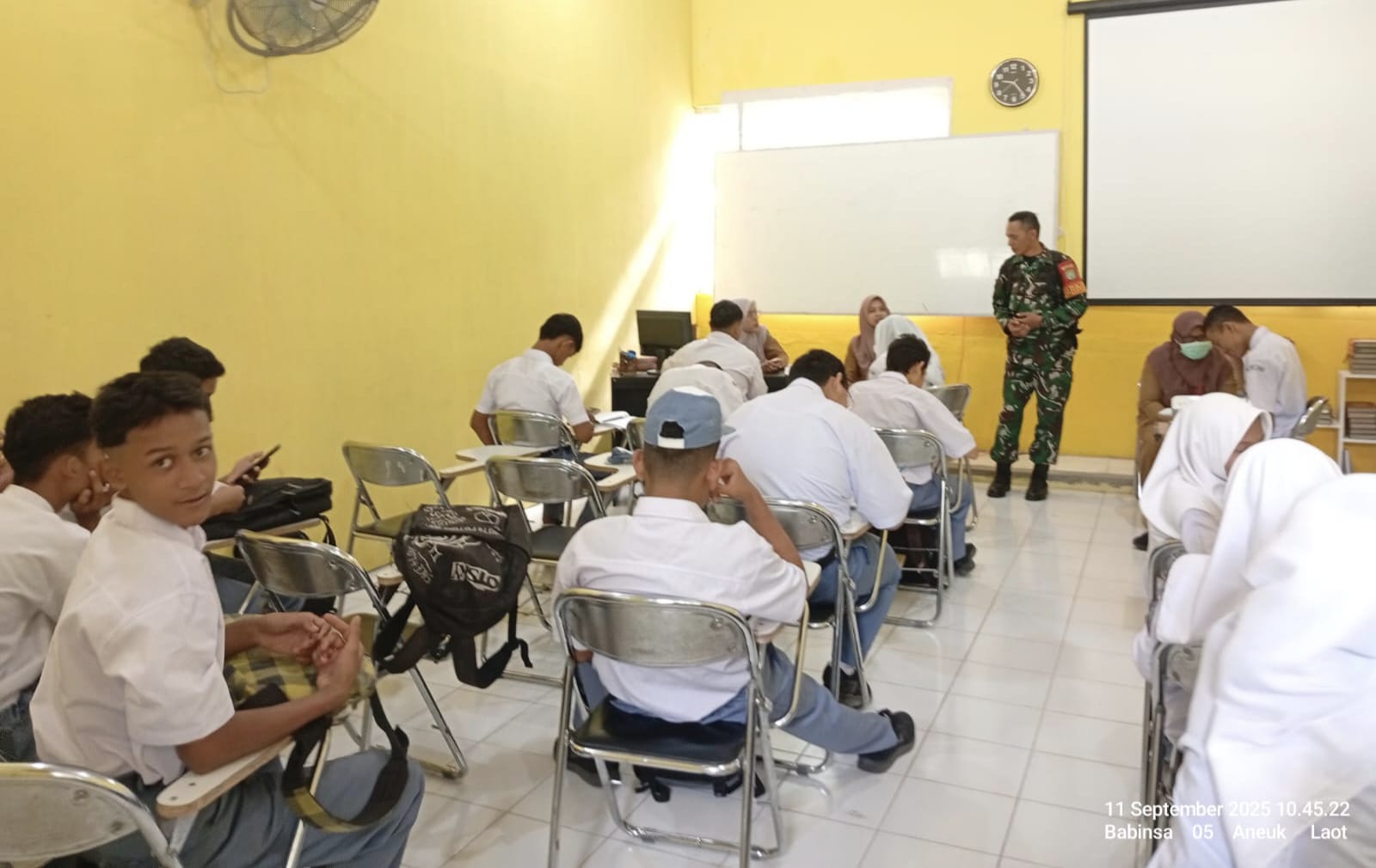 Babinsa Koramil 02/Sukakarya Berikan Materi Wawasan Kebangsaan dan Edukasi Bahaya Narkoba di SMA Negeri 2 Sabang