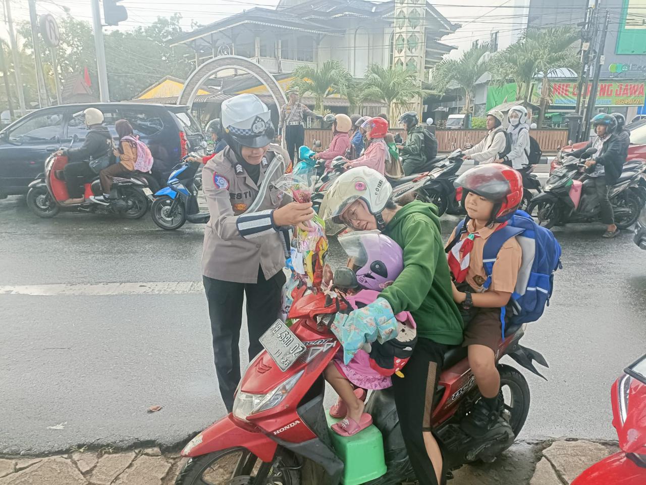 HUT Lalu Lintas Bhayangkara ke-70, Satlantas Polresta Pontianak Bagikan Bingkisan kepada Pengendara Tertib