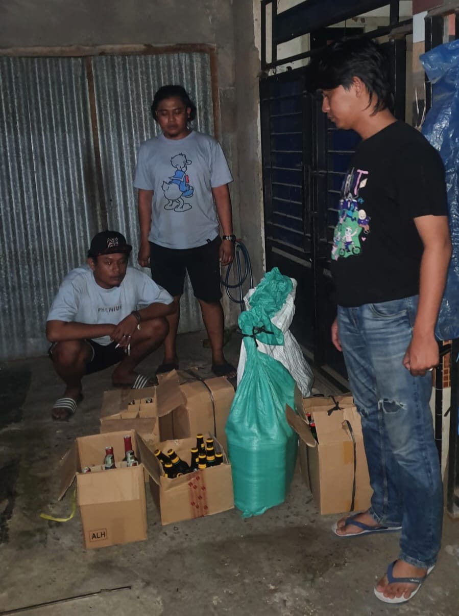 Polres Jombang Ringkus Dua Pengedar Miras, Sita Ratusan Botol Miras Berbagai Merk