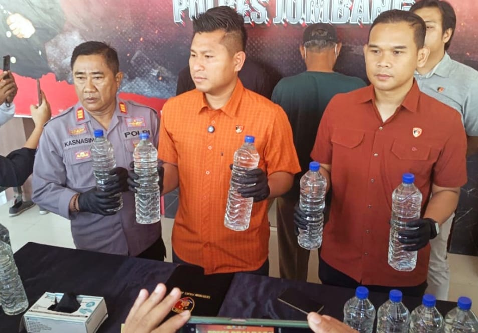 Polres Jombang Putus Jaringan Gelap Peredaran Miras, 115 Botol Arak Ilegal Gagal Beredar di Jombang
