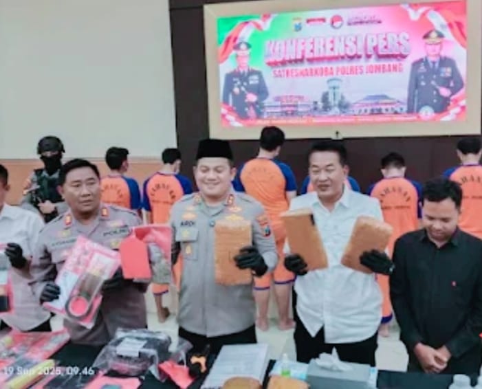 Polres Jombang Amankan 13 Pelaku Narkoba, Ratusan Ribu Butir Obat Keras Disita