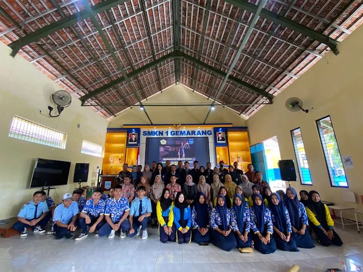 BAPAK LECKTA JANUAR SELAKU KEPALA SEKOLAH BESERTA KELUARGA BESAR SMKN 1 GEMARANG MENGUCAPKAN SELAMAT TAHUN BARU 2026.