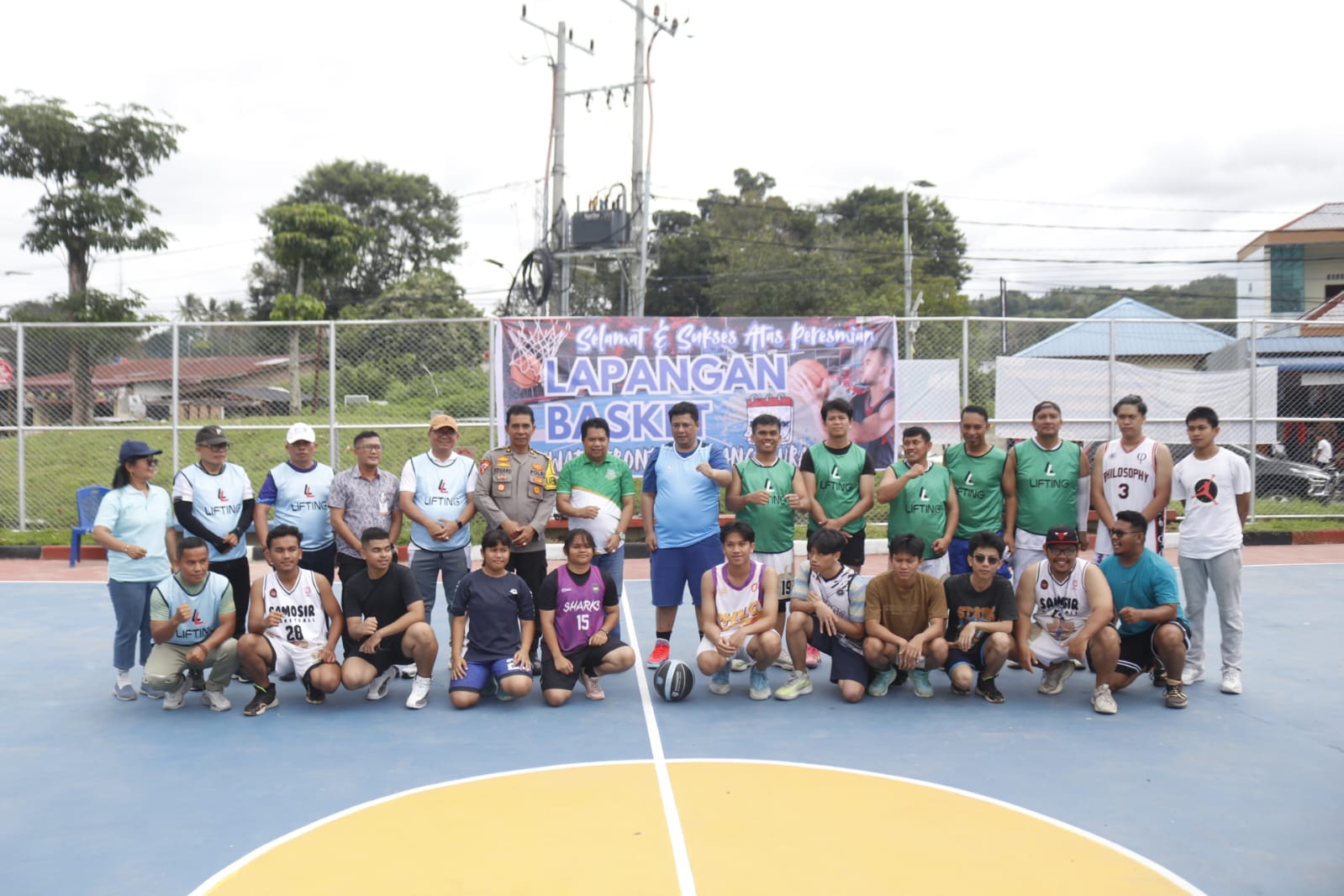 Tambah Daya Tarik WFC, Bupati Samosir Resmikan Lapangan Basket Tepi Danau Toba