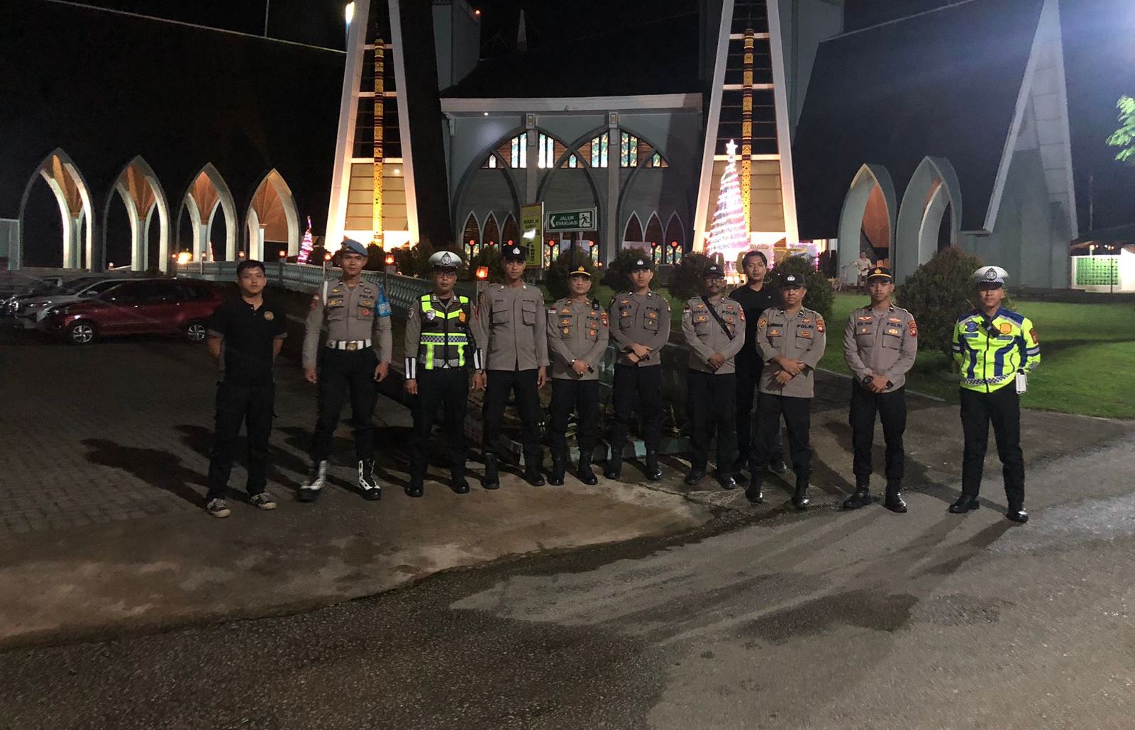 Pengamanan Misa Tahun Baru 2026 di Katedral Sanggau Berlangsung Aman dan Kondusif
