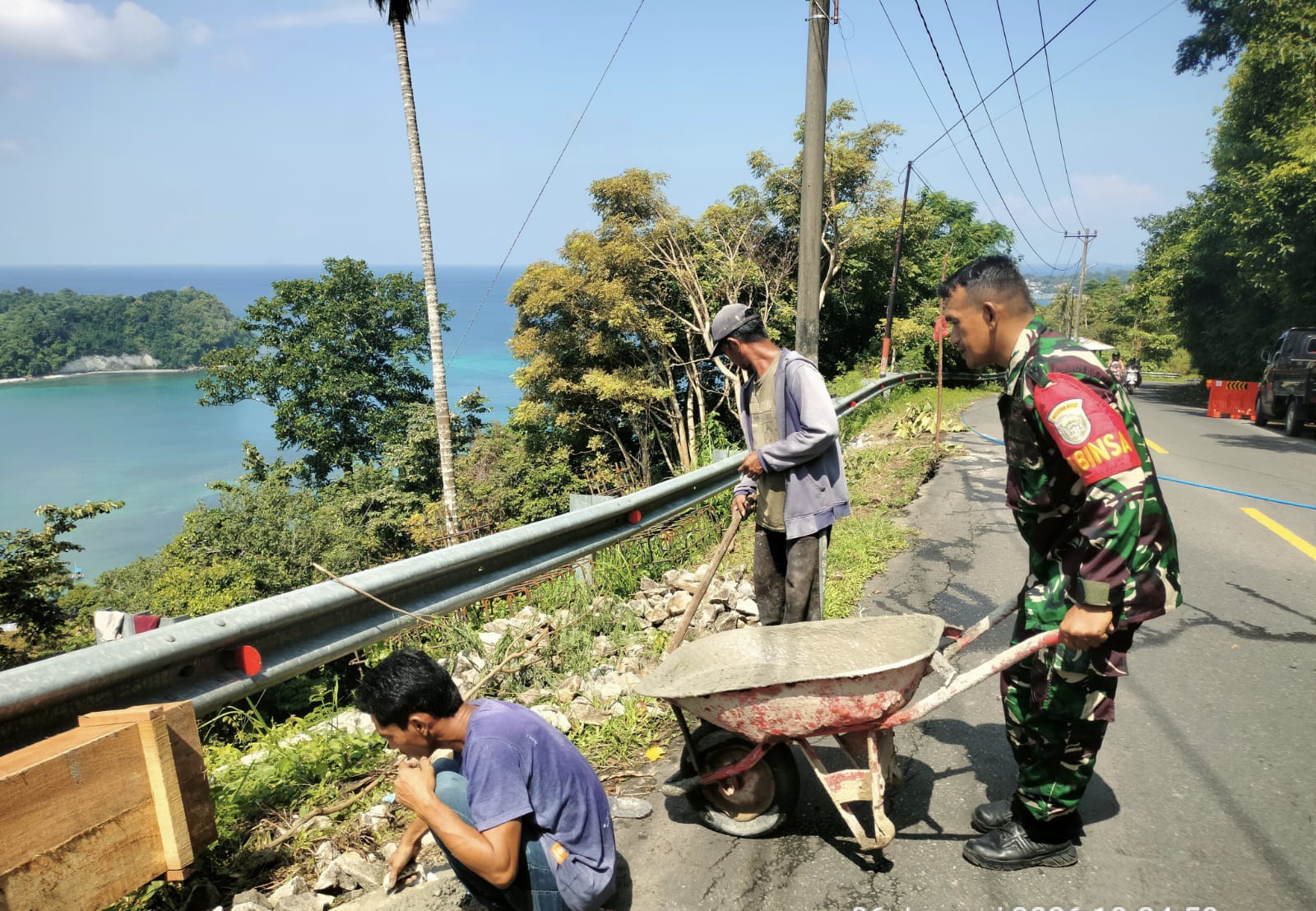 Babinsa Peduli, Ringankan Pekerjaan Warga Perbaiki Badan Jalan Retak Akibat Hujan
