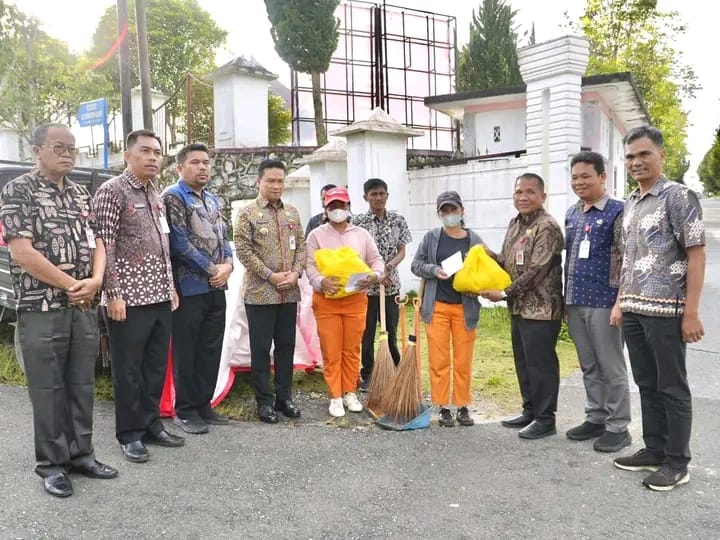 Bupati Humbang Hasundutan Apresiasi Kinerja Petugas Kebersihan Dinas Lingkungan Hidup